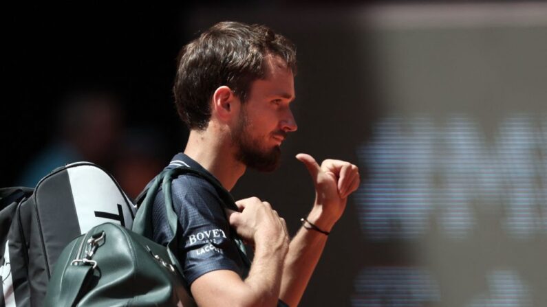 Le N.3 mondial Daniil Medvedev stoppé en huitièmes de finale du Masters 1000 de Madrid mardi. (Photo by THOMAS COEX/AFP via Getty Images)