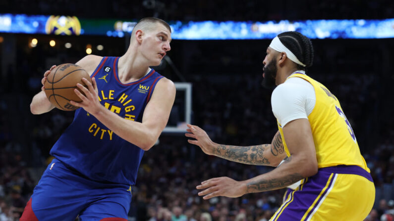 Nikola Jokic (à.g), auteur d'un triple-double à 34 points et décisif dans les dernières secondes, a guidé les Nuggets à la victoire (132-126) contre les Lakers. (Photo by Matthew Stockman/Getty Images)