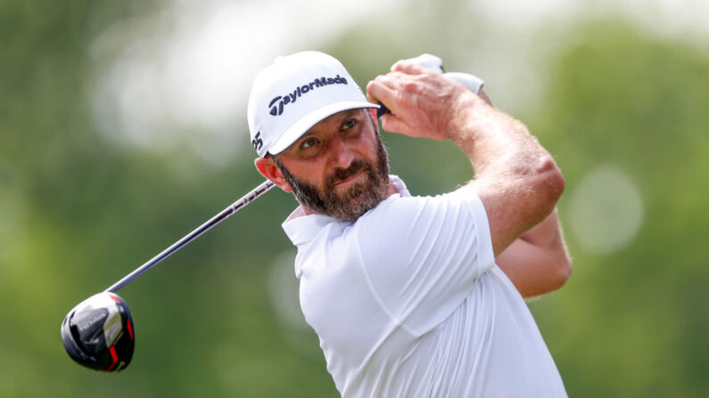 Dustin Johnson, au 18e trou lors de la deuxième journée du LIV Golf Invitational - Tulsa au Cedar Ridge Country Club le 13 mai 2023 à Broken Arrow, Oklahoma. (Photo by Ian Maule/Getty Images)