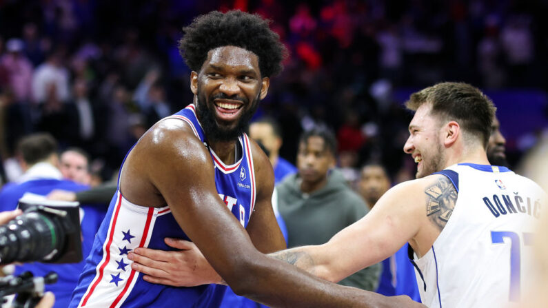 Joel Embiid, Giannis Antetokounmpo, Luka Doncic, sont dans le cinq majeur de la saison, a annoncé mercredi la NBA (Photo by Tim Nwachukwu/Getty Images)