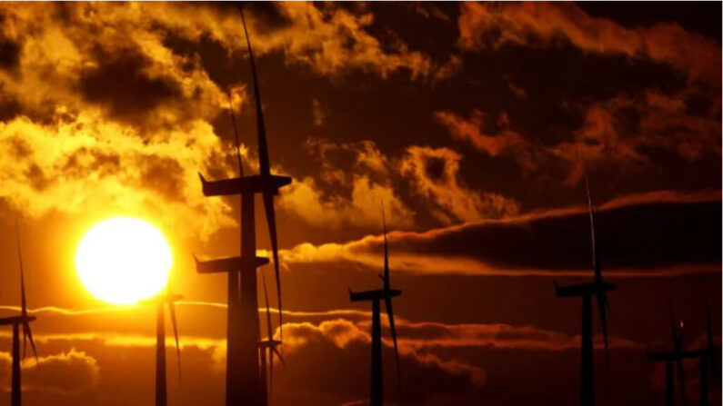 Des éoliennes se découpent sur le soleil dans le parc éolien de Black Law, à Black Law, en Écosse, le 29 janvier 2010. (Jeff J. Mitchell/Getty Images)