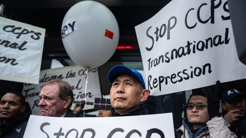 Le dissident chinois Wang Yonghong lors d'une conférence de presse et d'un rassemblement devant l'association America ChangLe soulignant la répression transnationale de Pékin, à New York, le 25 février 2023. Le bâtiment de l'association abrite un poste de police chinois d'outre-mer, aujourd'hui fermé. (Samira Bouaou/The Epoch Times)