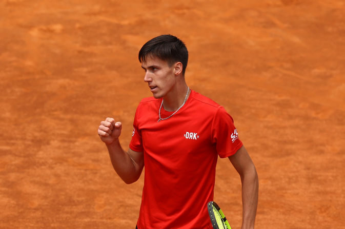 Carlos Alcaraz, a été battu dès le 3e tour du Masters 1000 de Rome par le 135e mondial Fabian Marozsan, 6-3, 7-6 (7/4). (Photo by Alex Pantling/Getty Images)