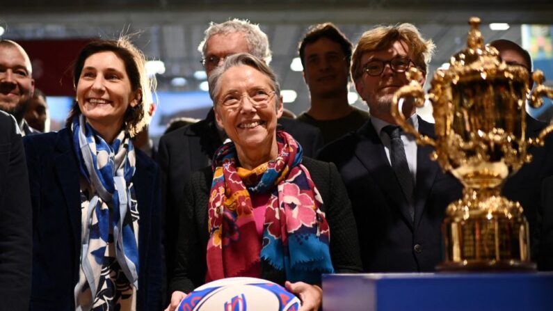 Le Premier ministre français Elisabeth Borne (C), le ministre français de l'Agriculture Marc Fesneau (D) et la ministre française des Sports Amélie Oudea-Castera (G) posent avec un ballon de la Coupe du monde de rugby 2023 sur un stand lors d'une visite du 59e Salon de l'agriculture à Paris, le 27 février 2023. (Photo by CHRISTOPHE ARCHAMBAULT/AFP via Getty Images)