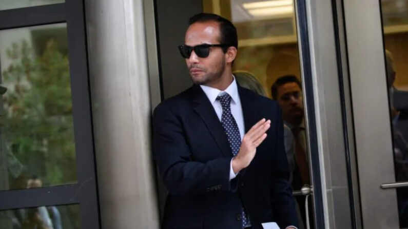 L'ancien conseiller en politique étrangère de la campagne électorale du président Donald Trump, George Papadopoulos, quitte les tribunaux de district américains à Washington le 7 septembre 2018. (MANDEL NGAN/AFP/Getty Images)