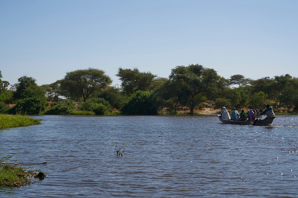 Une pirogue sur le lac Tchad. (MICHELE CATTANI/AFP via Getty Images)