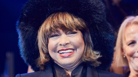 Fleurs et bougies devant la résidence suisse de la «reine» Tina Turner