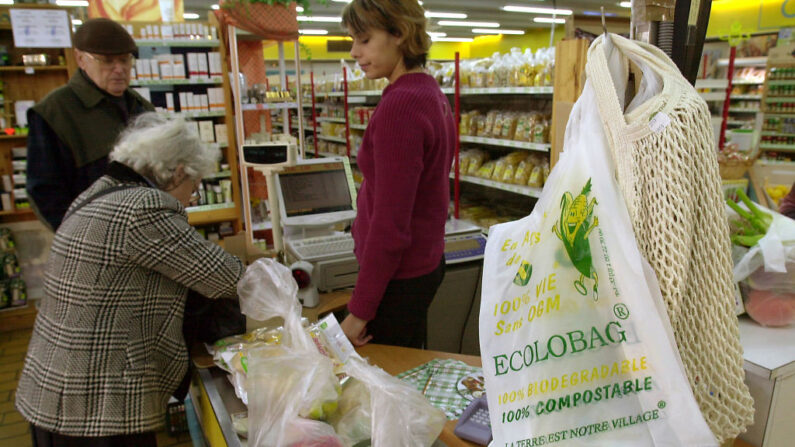 « Faire le choix d’un emballage en plastique compostable ne constitue pas une solution face à l’enjeu de pollution générée par les plastiques dans l'environnement », souligne l'Ademe. (Photo MYCHELE DANIAU/AFP via Getty Images)