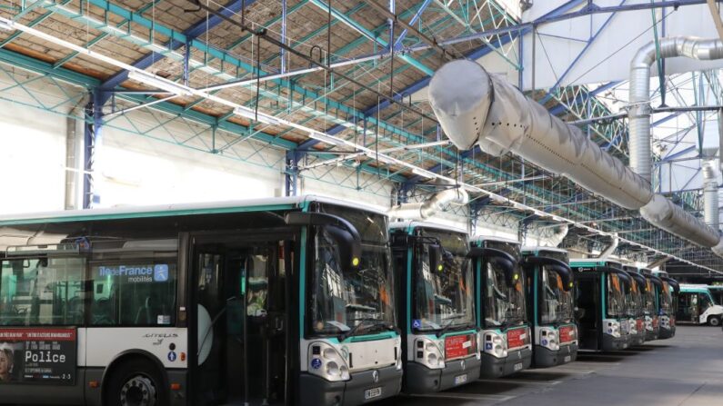 Île-de-France Mobilités (IDFM) prévoit de transporter 7 millions de voyageurs pendant les deux semaines des Jeux olympiques. (Photo d'illustration- LUDOVIC MARIN/AFP via Getty Images)