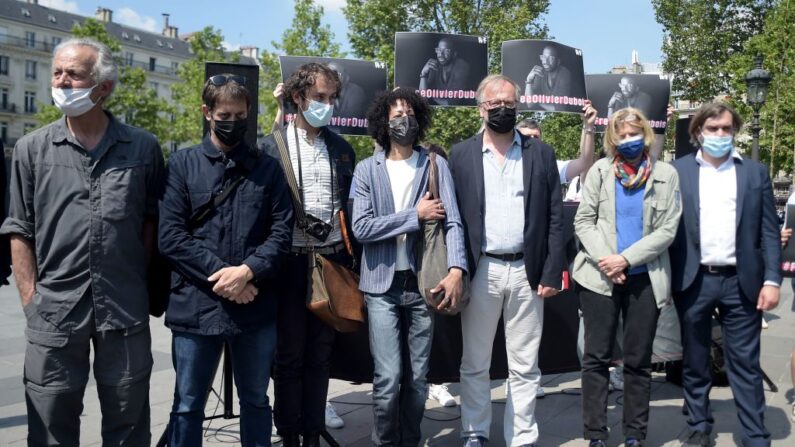 Rassemblement pour le journaliste français Olivier Dubois le 8 juin 2021 à Paris, enlevé dans le nord du Mali par un groupe djihadiste lié à Al-Qaïda et récemment libéré. (Photo LUCAS BARIOULET/AFP via Getty Images)