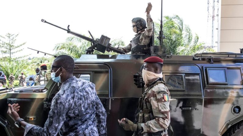 « Nous avons pris la responsabilité légale par réquisition (...) en date du 15 mai 2023, de solliciter le concours des forces armées pour appuyer les forces de police et de la gendarmerie qui étaient en difficulté (pour) maintenir et rétablir l’ordre public », a déclaré le ministre de l'Administration du territoire, Mory Condé. (Photo d'illustration - JOHN WESSELS/AFP via Getty Images)