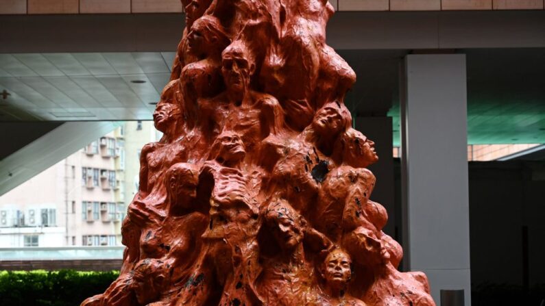 Le «pilier de la honte» une statue qui commémore les victimes de la répression de la place Tiananmen à Pékin en 1989, à l'Université de Hong Kong (HKU) à Hong Kong le 10 octobre 2021. (Photo PETER PARKS/AFP via Getty Images)