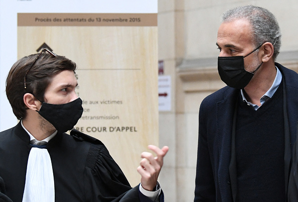 L'islamologue suisse Tariq Ramadan (à dr.) avec son avocat Ludovic Binello le 16 décembre 2021. (BERTRAND GUAY/AFP via Getty Images)