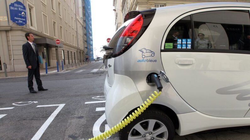 D’ici cet été, neuf aires de service sur dix sur l’autoroute seront équipées de recharges ultra-rapides. (Photo d'illustration- VALERY HACHE/AFP via Getty Images)