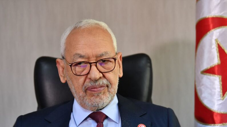 M. Ghannouchi chef du mouvement islamo-conservateur Ennahdha, avait été arrêté en avril et condamné le 15 mai à un an de prison pour « apologie du terrorisme ». (Photo FETHI BELAID/AFP via Getty Images)