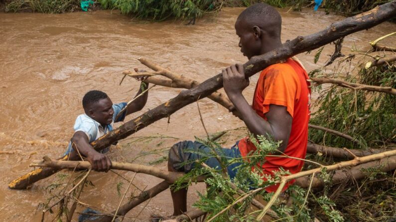 « Actuellement les chiffres provisoires publiés par l'administration de ces provinces indiquent que 109 personnes ont été déclarées mortes ». (Illustration,  BADRU KATUMBA/AFP via Getty Images)