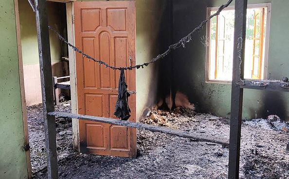 Des débris dans un bâtiment scolaire endommagé à Depeyin, après l'attaque du village de l'armée du Myanmar en 2022. (STR/AFP via Getty Images)