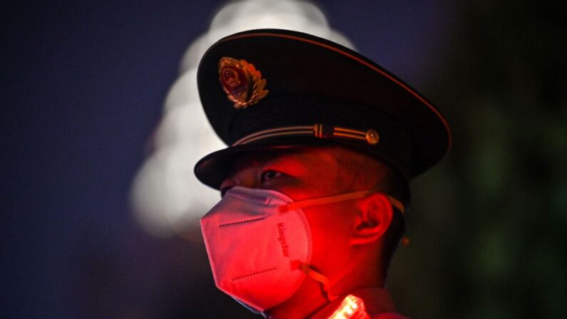 Un policier paramilitaire chinois monte la garde lors des célébrations de la fête nationale chinoise à Shanghai, le 1er octobre 2022. (Hector Retamal/AFP via Getty Images)