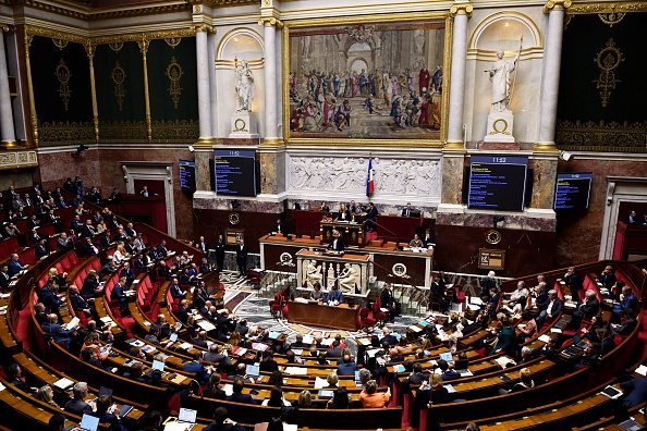 Depuis 2020, il est possible de déposer et signer des pétitions sur les sites Internet de l'Assemblée nationale et du Sénat. Illustration. (JULIEN DE ROSA/AFP via Getty Images)