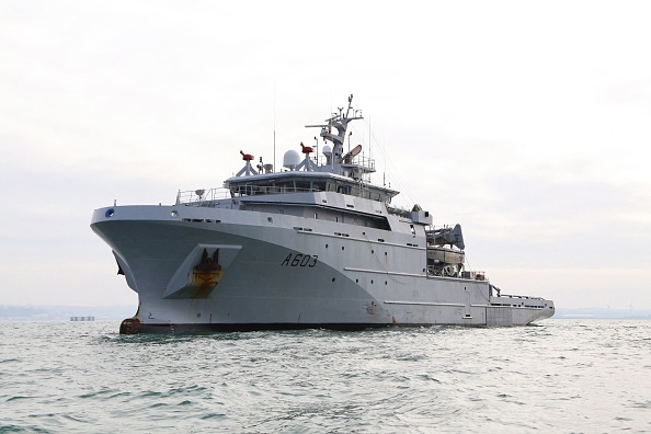 Un navire de la Marine nationale française patrouillant au large de Boulogne-sur-Mer le 9 février 2023, alors que des migrants tentent de traverser illégalement la Manche de la France vers la Grande-Bretagne. (Photo ADAM PLOWRIGHT/AFP via Getty Images)