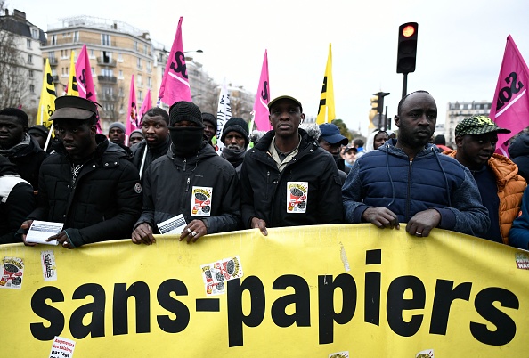 Le gouvernement est prêt à durcir son dispositif de régularisation des travailleurs sans papiers. Illustration. (STÉPHANE DE SAKUTIN/AFP via Getty Images)