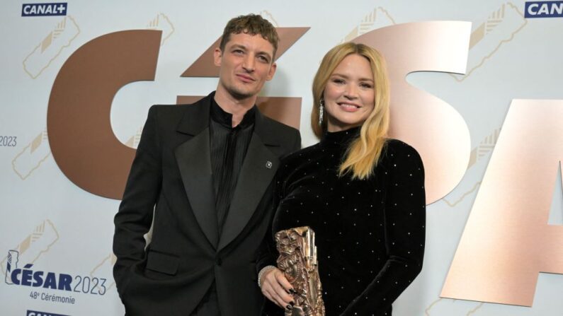 Virginie Efira et Niels Schneider, à Paris, le 24 février 2023. (Photo: EMMANUEL DUNAND/AFP via Getty Images)