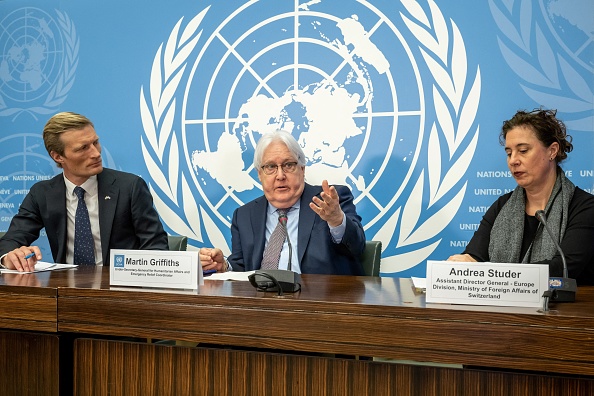 Le coordinateur des secours d'urgence de l'ONU Martin Griffiths (au c.). (FABRICE COFFRINI/AFP via Getty Images)