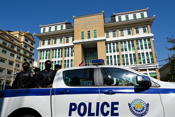 Les policiers devant le tribunal municipal de Phnom Penh pendant le verdict du procès de Kem Sokha, ancien dirigeant du Parti du sauvetage national du Cambodge (CNRP), aujourd'hui dissous, à Phnom Penh, le 3 mars 2023. (TANG CHHIN SOTHY/AFP via Getty Images)