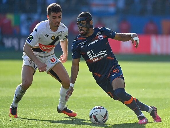 Le défenseur d'Angers Ilyes Chetti (à g.) aux prises avec le milieu de terrain de Montpellier Arnaud Nordin lors du match entre le Montpellier Hérault SC et le SCO Angers à Montpellier, le 5 mars 2023. (Photo by SYLVAIN THOMAS/AFP via Getty Images)