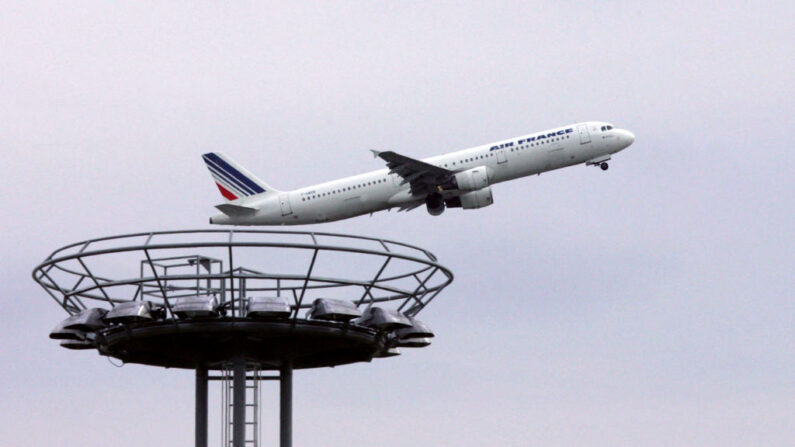 La liste des vols intérieurs courts interdits « va être revue deux fois par an pour regarder si l'offre ferroviaire s'améliore » a déclaré M. Beaune. (Photo JOEL SAGET/AFP via Getty Images)