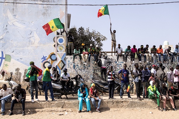 Des partisans de l'opposition avant le procès du chef de l'opposition Ousmane Sonko à Dakar, le 14 mars 2023. (JOHN WESSELS/AFP via Getty Images)