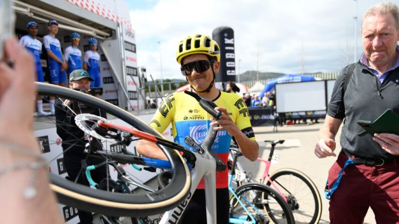 Richard Carapaz qui ne s’était encore imposé cette saison qu’au championnat d’Équateur, succède au palmarès du Danois Jakob Fuglsang lâché à dix kilomètres de la ligne. (Photo JOSEP LAGO/AFP via Getty Images)