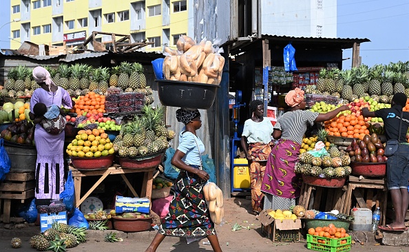 Des vendeurs vendent des marchandises au marché de Bouaké, en Côte d'Ivoire, le 25 mars 2023. (ISSOUF SANOGO/AFP via Getty Images)