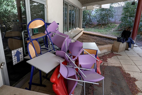 L’entrée d'un bâtiment de l'université Paul Valery à Montpellier est bloquée par des chaises pour protester contre la réforme des retraites, le 4 avril 2023. (PASCAL GUYOT/AFP via Getty Images)