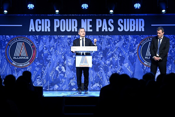 Le ministre de l'Intérieur Gérald Darmanin (au c.), à côté du secrétaire général du syndicat de police Alliance Fabien Vanhemelryck lors du 10e congrès du syndicat de police Alliance à Tremblay-en-France, le 6 avril 2023. (BERTRAND GUAY/AFP via Getty Images)