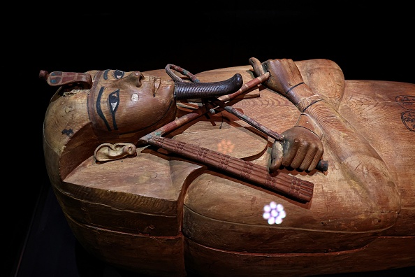 Le sarcophage du pharaon Ramsès II (et son reflet) présenté le jour de l'ouverture de l'exposition intitulée "Ramsès et l'or des pharaons" à la Grande Halle de la Villette à Paris. (ANNE-CHRISTINE POUJOULAT/AFP via Getty Images)