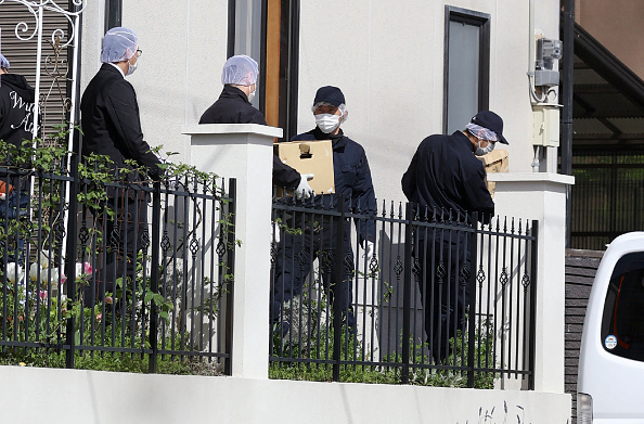 Une perquisition au domicile de Ryuji Kimura a lancé un explosif en direction du Premier ministre japonais Fumio Kishida, à Kawanishi, le 16 avril 2023. (STR/JIJI Press/AFP via Getty Images)