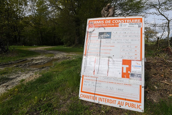 Le permis de construire de l'usine Bridor (Groupe Le Duff) qui souhaite construire sur 21 hectares de terres agricoles, une usine de fabrication de viennoiseries, à Liffre, le 22 avril 2023. (JEAN-FRANCOIS MONIER/AFP via Getty Images)