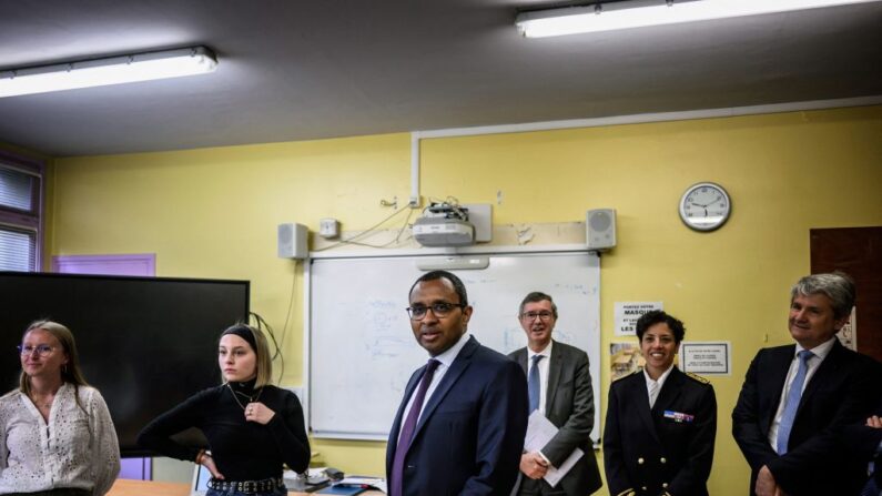 Le ministre de l'Éducation et de la Jeunesse, Pap Ndiaye (au c.), discute avec des étudiants lors d'une visite de l'Institut national supérieur du professorat et de l'éducation (INSPE) à Lyon, le 24 avril 2023. (Photo JEFF PACHOUD/AFP via Getty Images)