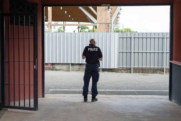 Dans un centre de rétention temporaire à Mamoudzou, à Mayotte. (PATRICK MEINHARDT/AFP via Getty Images)