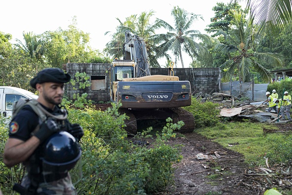 Un gendarme français monte la garde lors de la démolition d'un campement informel à Longoni, Mamoudzou, sur l'île de Mayotte, le 27 avril 2023. (PATRICK MEINHARDT/AFP via Getty Images)