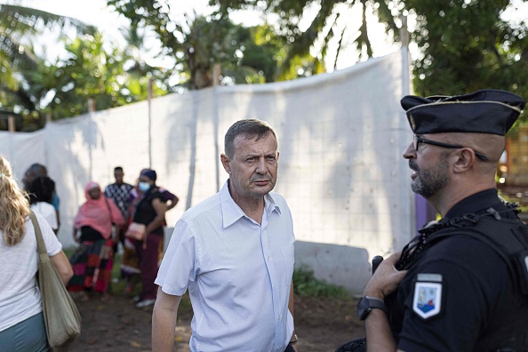 Le préfet de Mayotte Thierry Suquet lors de la démolition d'un campement informel à Langoni, Mamoudzou, le 27 avril 2023. (PATRICK MEINHARDT/AFP via Getty Images)