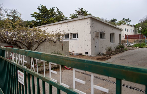 Une partie du chantier à Saint-Brévin-Les-Pins, le 29 avril 2023, lors d'un rassemblement pour promouvoir le projet d'un Centre d'accueil de demandeurs d'asile. (FRED TANNEAU/AFP via Getty Images)