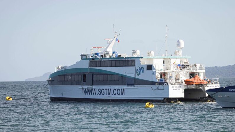 Le Maria Galanta transporte 17 passagers commerciaux et vingt Comoriens en situation irrégulière sur le territoire français. (Photo PATRICK MEINHARDT/AFP via Getty Images)