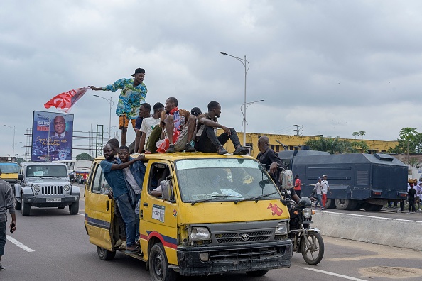 Supporters de l'Union Sacrée lors d'un rallye politique à Kinshasa le 29 avril 2023. (Photo ARSENE MPIANA/AFP via Getty Images)