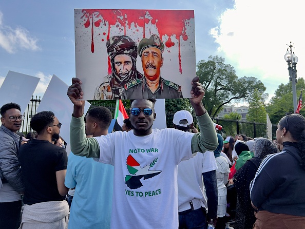 Des activistes manifestent devant la Maison Blanche, à Washington, DC, le 29 avril 2023. (DANIEL SLIM/AFP via Getty Images)