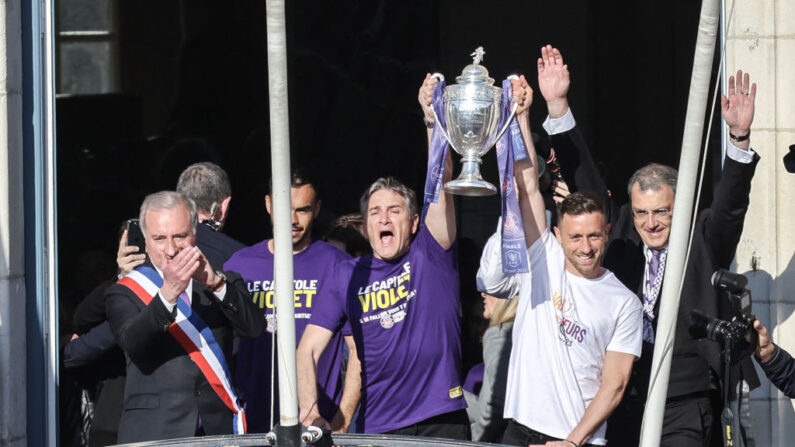 Les joueurs de Toulouse brandissent le trophée de la Coupe de France devant les supporters rassemblés sur la place du Capitole à Toulouse, le 30 avril 2023. (Photo CHARLY TRIBALLEAU/AFP via Getty Images)