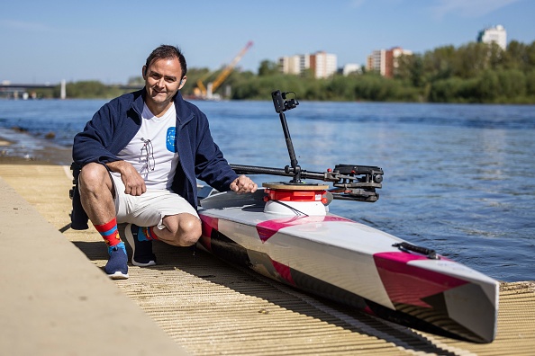 À Varsovie, le 1er mai 2023, le voyageur Christophe Gruault  prépare son bateau sur les rives de la Vistule pour le départ de son expédition en solitaire de Varsovie, en Pologne, à Paris, en France. (WOJTEK RADWANSKI/AFP via Getty Images)