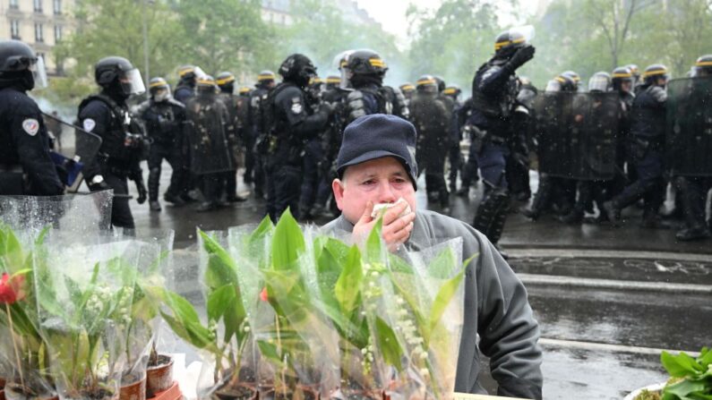 Manifestation organisée à l'occasion de la journée internationale des travailleurs, plus d'un mois après que le gouvernement a fait adopter par le Parlement une loi impopulaire sur la réforme des retraites, à Paris le 1er mai 2023. (Photo ALAIN JOCARD/AFP via Getty Images)