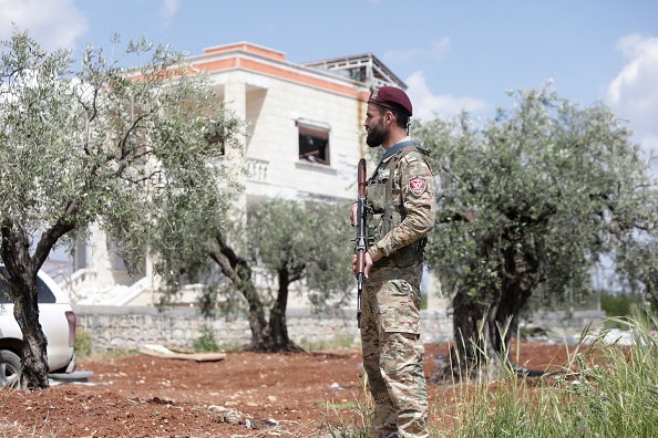 Devant une maison aurait été utilisée par le chef présumé du groupe État islamique, Abu Hussein al-Qurashi, le 1er mai 2023, dans le village de Maska, au nord de Jindires. (BAKR ALKASEM/AFP via Getty Images)